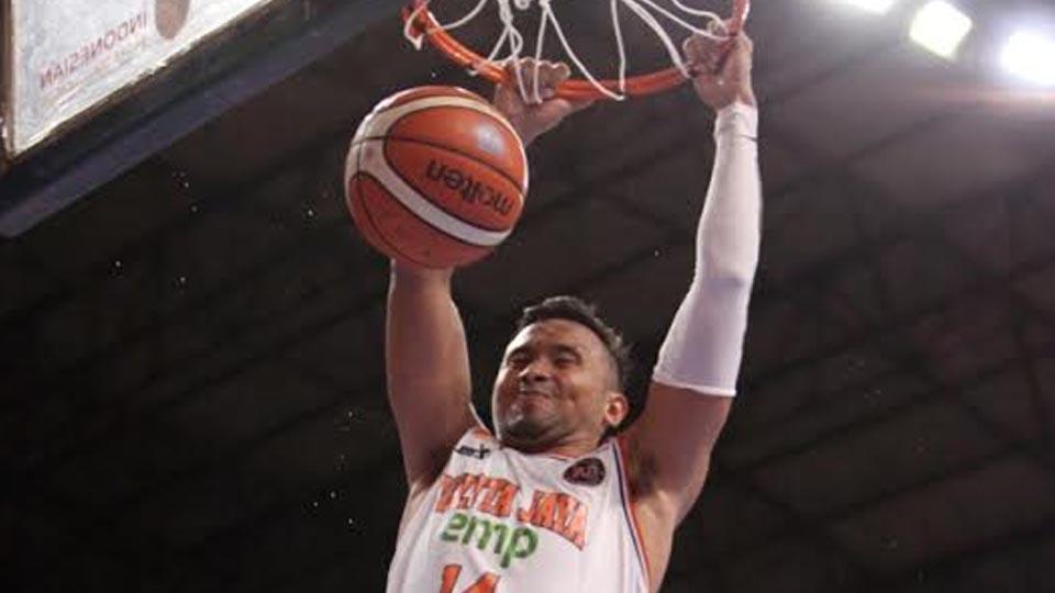 Penggawa Pelita Jaya Bakrie, Adhi Pratama dapat telpon langsung dari Enes Kanter selaku pemain andalan Boston Celtics.